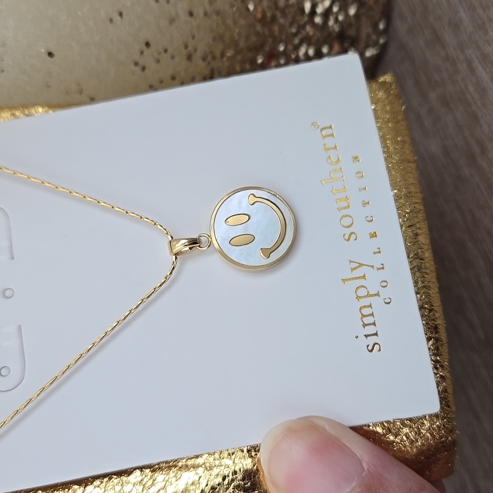 NWT Simply Southern Gold Smiley Dainty Pendant Necklace - Picture 2 of 4